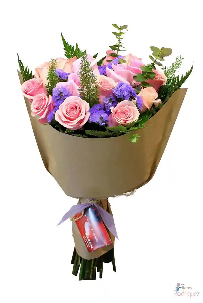 Ramo de 16 Rosas Rosadas con Follaje y Statice Morada – Un Encanto de Dulzura y Elegancia
