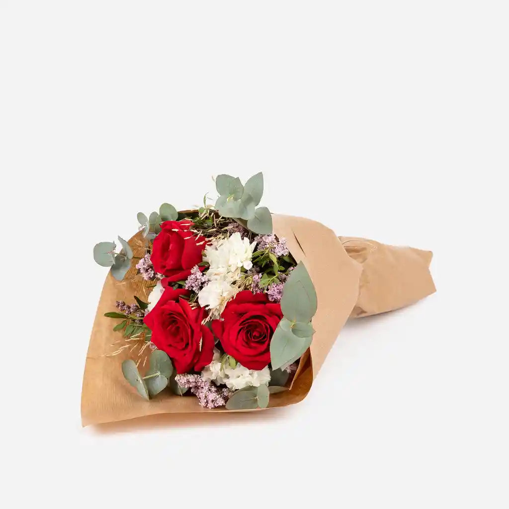 Ramo de Rosas Rojas con Statis y Eucalipto – Celebremos este Día