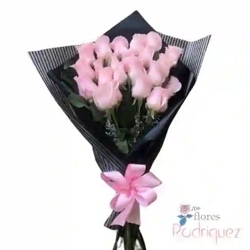 Ramo de 24 Rosas Rosadas en Papel negro y Moño