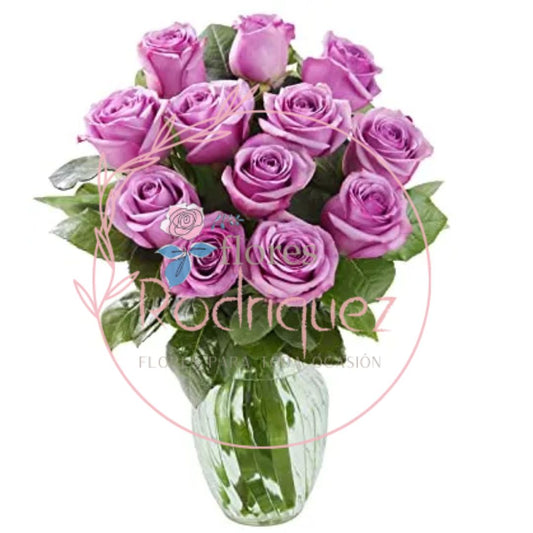 Florero Jarrón de Rosas Lila con Follaje y Decoración – Un Toque de Sofisticación y Frescura