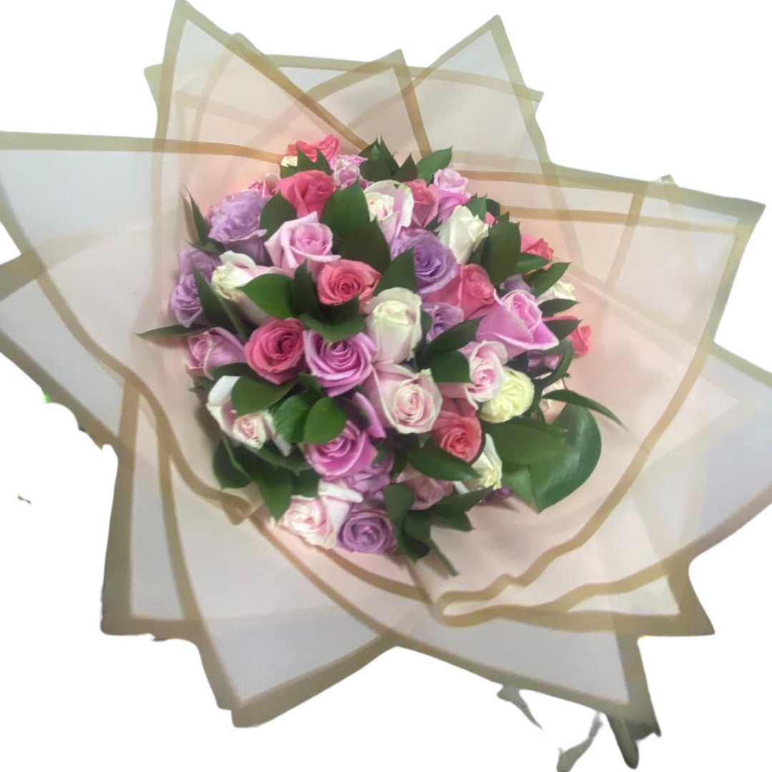Ramo Encanto Pastel con 50 Rosas y Decoración de Diferentes Tonos