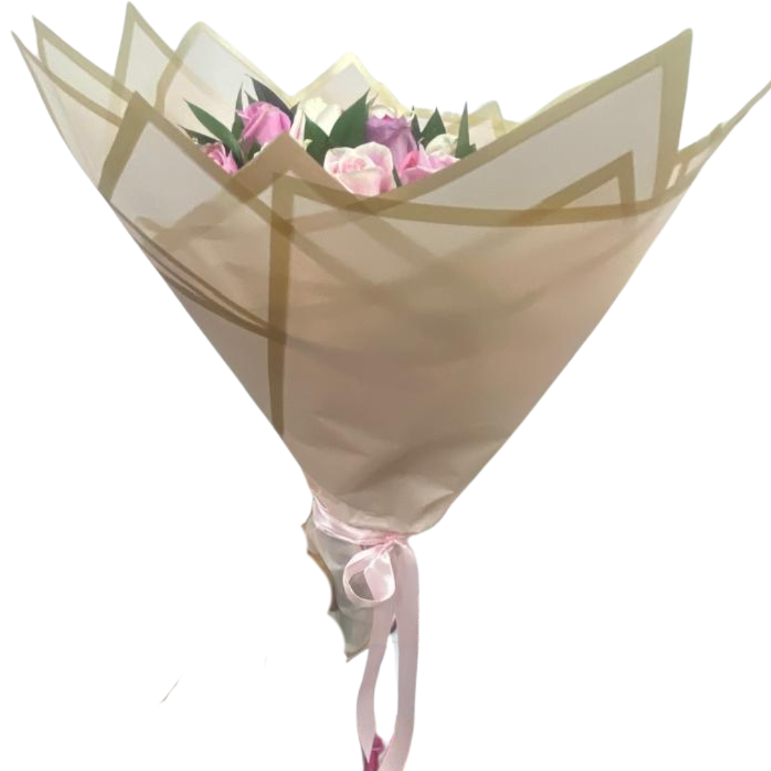 Ramo Encanto Pastel con 50 Rosas y Decoración de Diferentes Tonos
