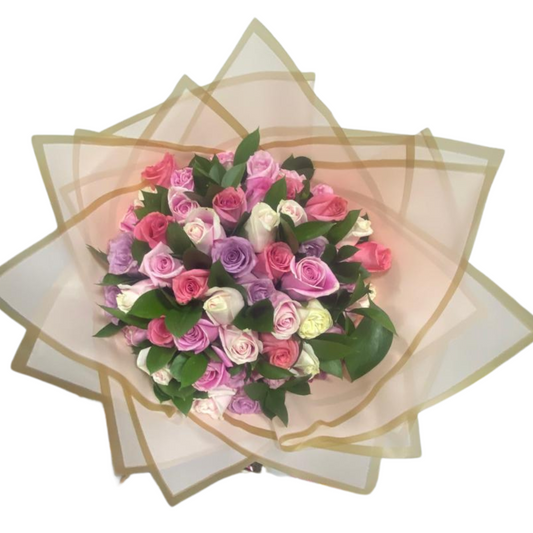 Ramo Encanto Pastel con 50 Rosas y Decoración de Diferentes Tonos