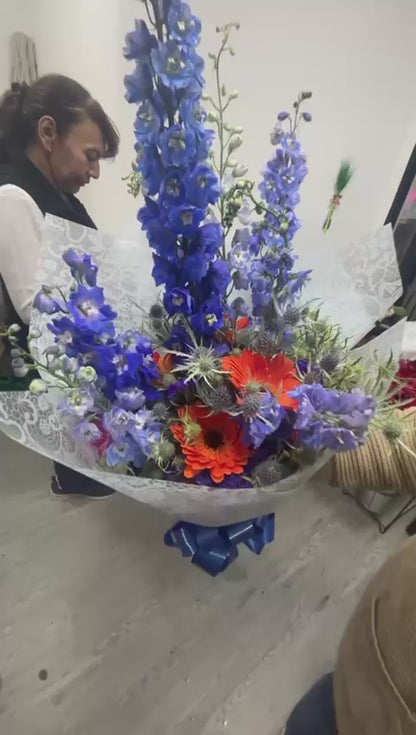 Ramo de Delfinios Azules con Gerberas Naranjas en Bogota