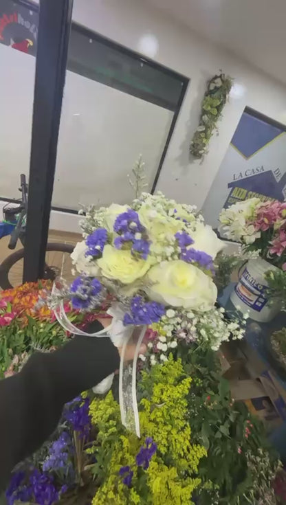 Ramo de Novia Tono Azul y Blanco con Envio Bogota